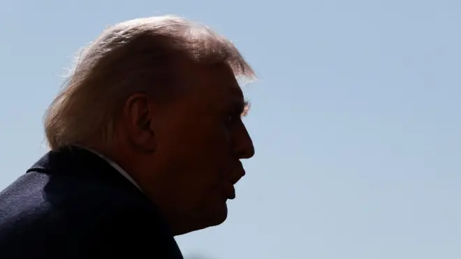 الرئيس دونالد ترامب يتحدث أثناء مغادرته البيت الأبيض قبل رحلته إلى كوربوس كريستي بولاية تكساس