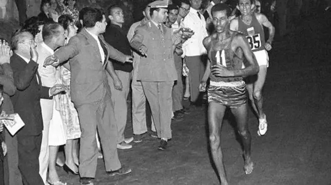 بيكيلا قطع مسافة السباق حافي القدمين وحقق أول ذهبية لأفريقيا ولبلاده 