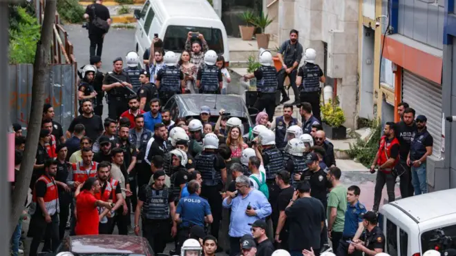 Polisin gözaltına alma anı uzaktan görülüyor.