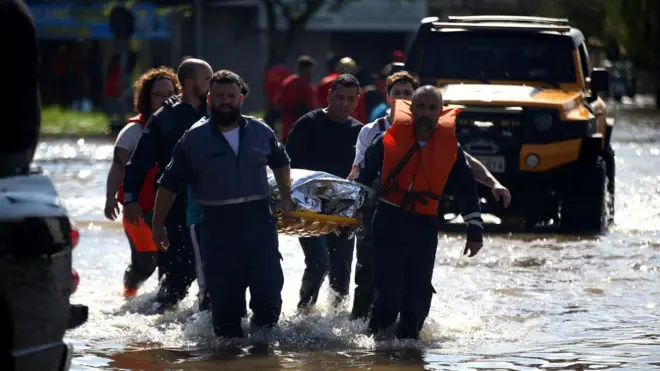 Socorristas carregam uma pessoazero na roletamacazero na roletaPorto Alegre