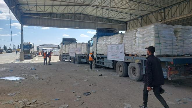 الشاحنات تستعد لتوصيل المساعدات انطلاقا من رفح الفلسطينية