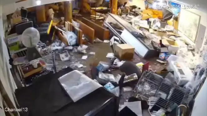 ニューメキシコ州の店舗に押し寄せる洪水をとらえた映像の静止画