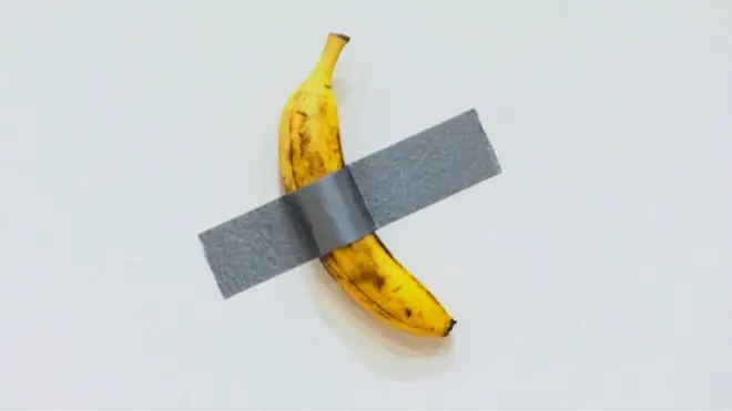 టేపుతో అతికించిన అరటిపండు