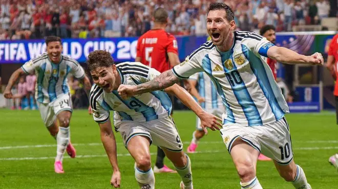 Lionel Messi, Julian Álvarez y Enzo Fernández celebran tras un gol contra Egipto.