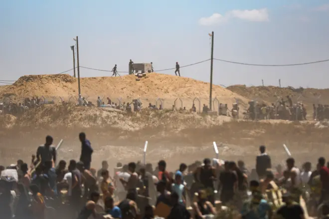 فلسطينيون يتلقون مساعدات من مجموعة مدعومة من الولايات المتحدة في معبر نتساريم بغزة - 29 مايو 2025