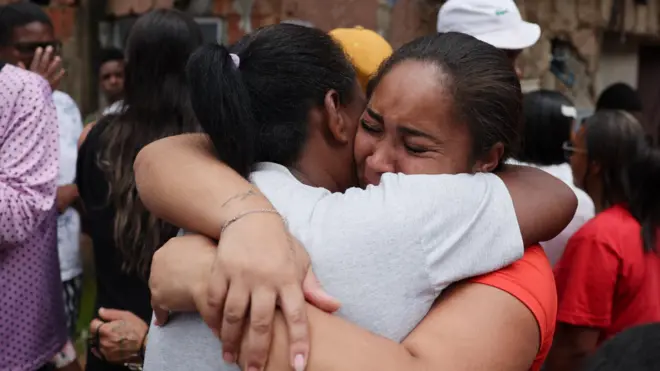 Mulheres se abraçam e se consolam em Juiz de Fora após tragpedia que deixou 28 mortos