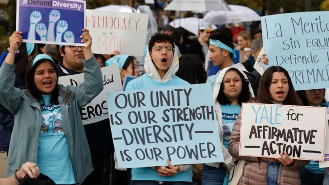 Protesta de estudiantes a favor de la discriminación racial positiva
