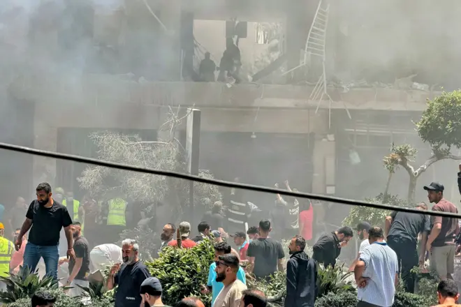 البحث عن ناجين في مبنى تعرض لغارة إسرائيلية في الضاحية الجنوبية لبيروت في 14 يونيو/حزيران 2026.