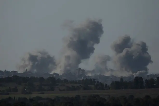 Yadda hayaƙi ya turnuƙe bayan wani hari da Isra'ila ta kai a Zirin Gaza a ranar 26 ga watan Disamba 2023