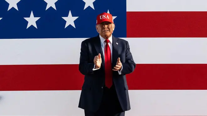 O presidente dos EUA, Donald Trump, aplaude ao chegar para discursar na Celebração de Saudação à América no Parque de Exposições Estadual de Iowa, em Des Moines, em 3 de julho de 2025