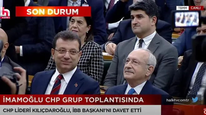 اکرم امام‌اوغلو، شهردار استانبول (چپ) و کمال قلیچداراوغلو رهبر حزب جمهوری‌خواه خلق سعی کردند پیش از نشست پارلمانی اتحاد خود را نمایش دهند