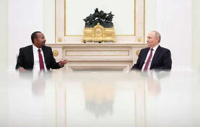 Sawir muujinaya Ra'iisul wasaaraha Itoobiya Abiye [bidix] iyo madaxweynaha Ruushka Putin [midig]