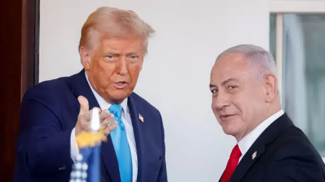 الرئيس الأمريكي دونالد ترامب يستقبل رئيس الوزراء الإسرائيلي بنيامين نتنياهو، خلال حفل استقبال خارج الجناح الغربي للبيت الأبيض في واشنطن العاصمة، الولايات المتحدة، يوم الثلاثاء، 4 فبراير/شباط 2025.
