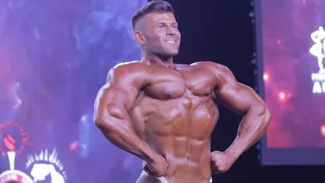 جوئی فاریل در حال ژست بدن عضلانیش