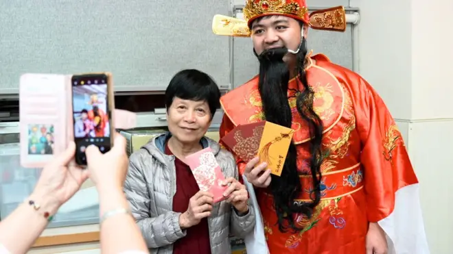 78歲的留港長者阿珠到社區中心與一眾長者及社工吃團年飯。