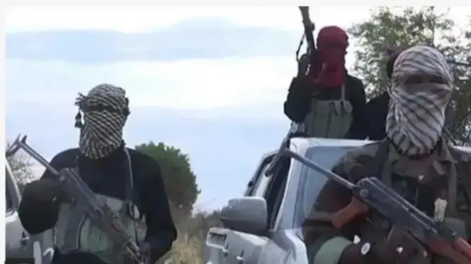 Awọn ajinigbe to boju, gbe ibọn dani niwaju ati ninu ọkọ wọn. 