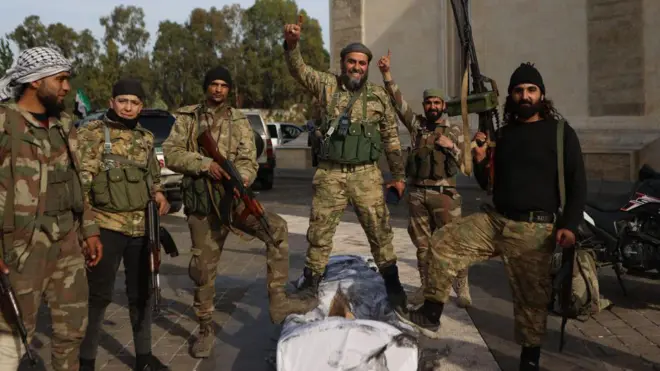 सीरियन बंडखोरांनी उद्ध्वस्त केली बशर असद यांच्या वडिलाची कबर