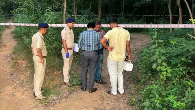 सामूहिक बलात्कार प्रकरणात तिघांना अटक करण्यात आली आहे.