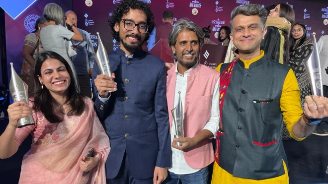 रामनाथ गोयनका अवॉर्ड से सम्मानित बीबीसी पत्रकार कीर्ति दुबे, विकास त्रिवेदी, तेजस वैद्य और जुगल पुरोहित 