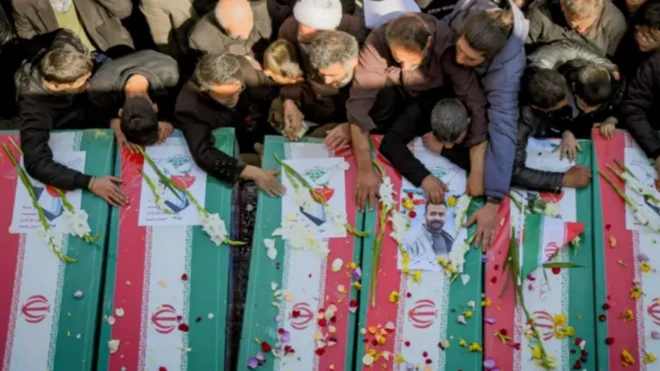 Qumda ölənləri dəfn edirlər