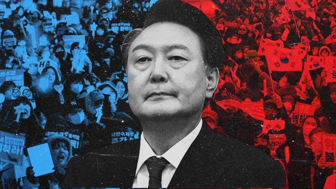 윤석열을 중심으로 왼쪽에는 탄핵 찬성 집회 참가자, 오른쪽에는 탄핵 반대 집회 참가자들이 배경으로 깔린 합성 이미지 