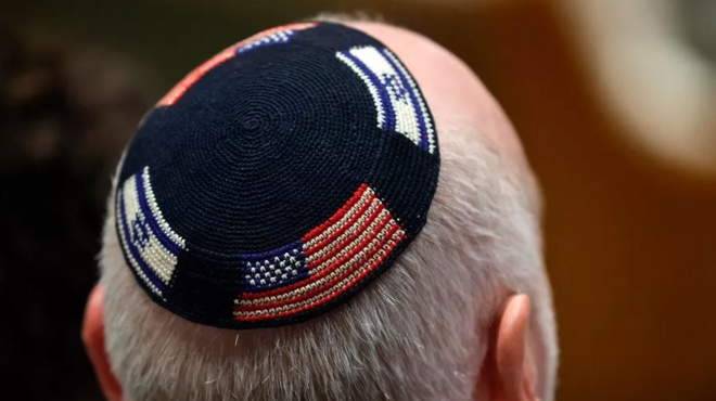 Imagem mostra quipá com a bandeira americana efutebol bets apostasIsrael bordadas