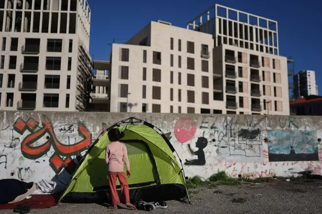 Devojčica stoji ispred šatora u Bejrutu u Libanu, 8. mart