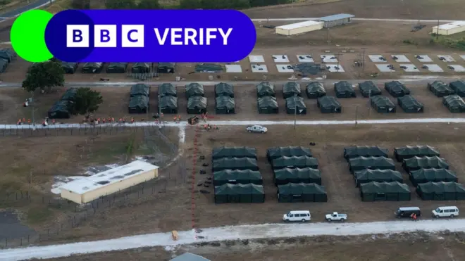 일렬로 설치된 텐트의 모습