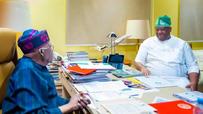 Aarẹ Bola Tinubu wọ buba alawọ buluu pẹlu fila, Gomina Caleb Mutfwang naa wọ buba alawọ funfun pẹlu fila alawọ ewe