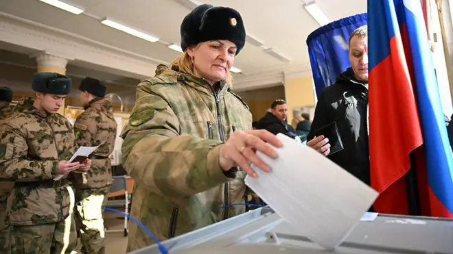  Umusirikare urimo gutora mu matora ya perezida mu Burusiya, aha ni i Moscow, ku itariki ya 15 Werurwe (3) mu 2024