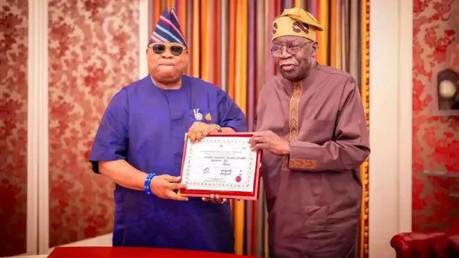 Gomina Adeleke lo n ṣafihan iwe ẹri ajọ INEC rẹ han Aarẹ Bola Tinubu nile agbara ilẹ Naijiria, Aso Rock to wa niluu Abuja l'Ọjọbọ, ọsẹ yii