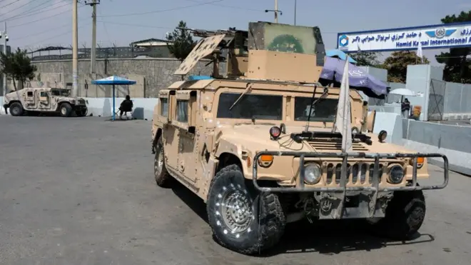 Des équipements et des véhicules militaires américains, dont des Humvees abandonnés, sont tombés aux mains des talibans en 2021.