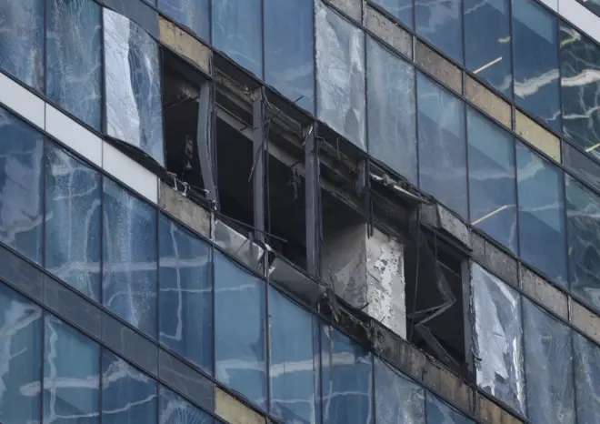 الهجوم هشم زجاج واجهة البناية ولكن لم يحدث أضرارا بشرية 
