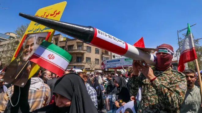 Protesta en Irán contra el asesinato de miembros de la Guardia Revolucionaria a manos de Israel en 2024.