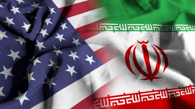 أعلام إيران والولايات المتحدة، في وقت تتحدث فيه واشنطن عن تفاهم لوقف الهجمات فيما لم تؤكد طهران ذلك بعد.