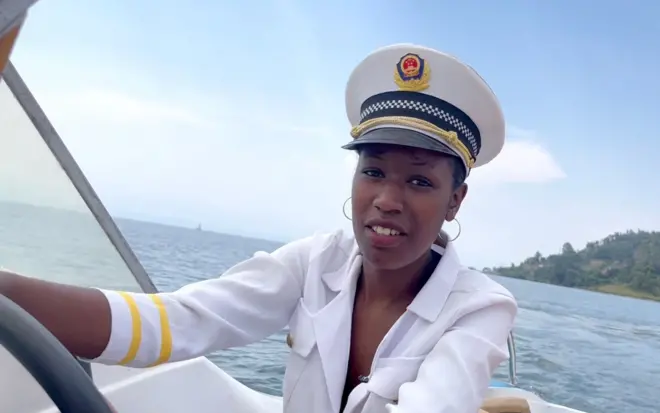 Clarisse Umutesi atwaye ubwato