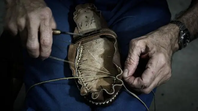 Починка старой обуви