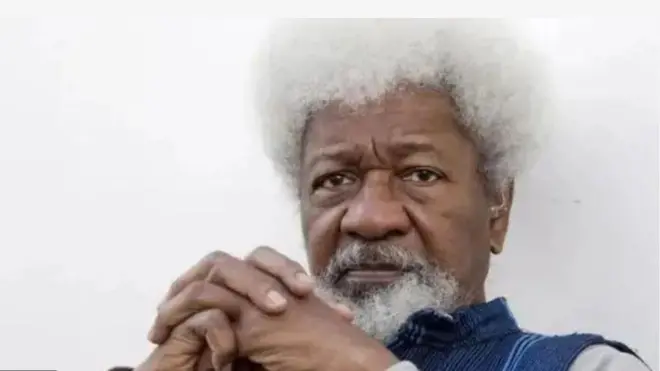 Ojogbon Wole Soyinka, o wọ aṣo alawọ aro ati eeru, irun ori rẹ ati ti àgbọ̀n funfun