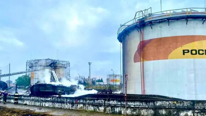 Пожежа на нафтовому сховищі поблизу Сочі після атаки українського безпілотника, серпень 2025 року 