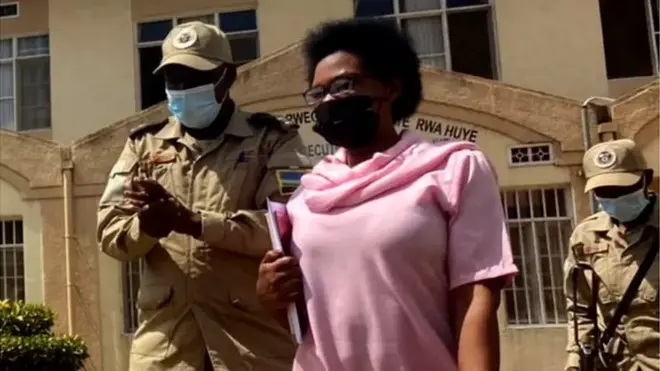 Beatrice Munyenyezi asohotse mu rukiko mu mujyi wa Huye mu﻿ri Gicurasi(5)