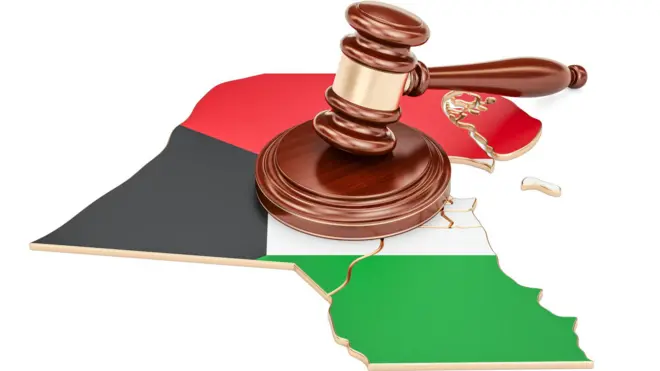 صورة تعبيرية لمطرقة قاض فوق علم الكويت