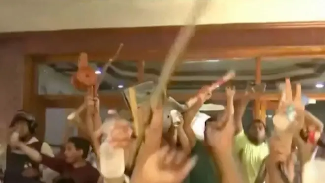 प्रदर्शनकारी ढाका स्थित प्रधानमंत्री के आवास में घुस गए