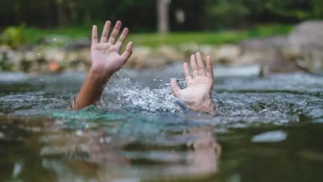 Amaboko y'umuntu usa n'urimo kurohama