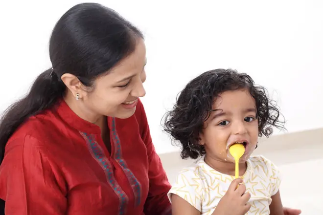 बाळाला पहिल्या 1000 दिवसांमध्ये भरपूर साखर आणि गोड पदार्थ खाऊ घालताय? मग हे वाचाच