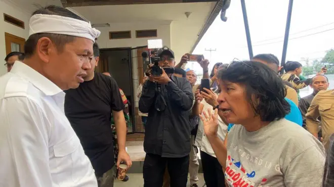 Gubernur Jawa Barat Dedi Mulyadi bertemu dengan kerabat pemilik rumah yang selama ini menjaga rumah tersebut.