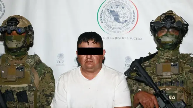 Dos agentes custodian a Audias Flores Silva, alias "El Jardinero"