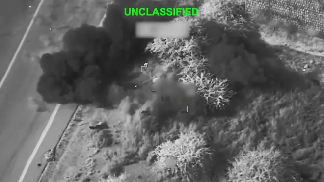 يتصاعد الدخان من انفجار في موقع مجهول، خلال ما وصفته القيادة المركزية الأمريكية (سنتكوم) بضربات جوية على إيران، وذلك في لقطة شاشة مأخوذة من فيديو نُشر في 15 يوليو/تموز 2026.