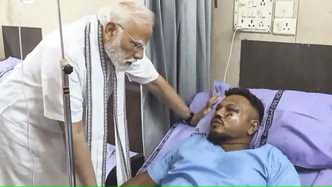 Le Premier ministre indien Narendra Modi rend visite à Vishwash Kumar Ramesh, le seul survivant du crash de l'avion d'Air India, le 12 juin.