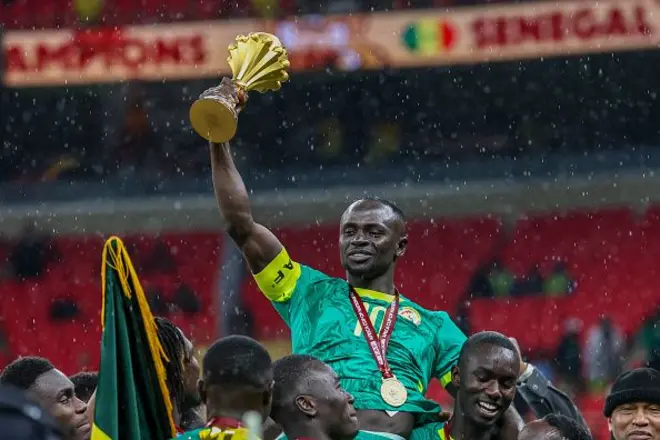 Senegal football captain, Sadio Mane raise di 2025 Afcon trophy as im team lift am up with di trophy.
