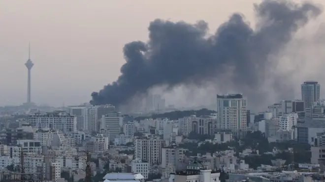 Fumaça sobe após um ataque israelense ao edifício da IRIB, a emissora estatal do país, em Teerã, Irã, em 16 de junho de 2025
